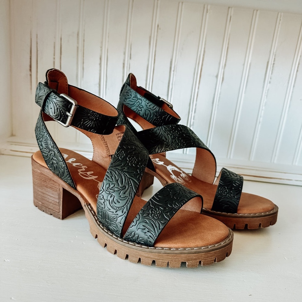 NIB Very G Stephanie Black Tooled Vegan Leather Strappy Heeled Sandals - Picture 3 of 5